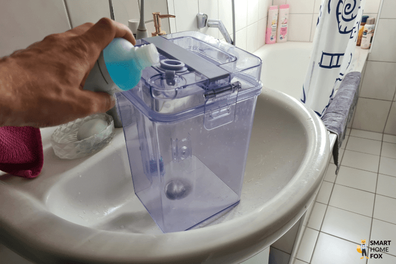 Специальная жидкость для роботов-пылесосов добавляется в резервуар для чистой воды Ecovacs Deebot X1 OMNI.